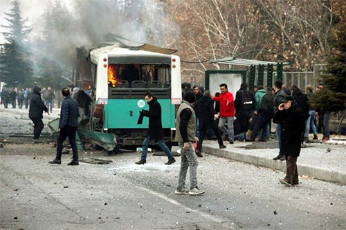 Atentado contra un autobús con militares en Turquía Atentado contra un autobús con militares en Turquía